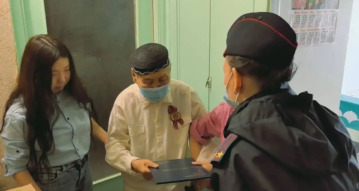 В Якутске ветерану ВОВ и органов внутренних дел Семёну Колтовскому спели во дворе на 104-летие