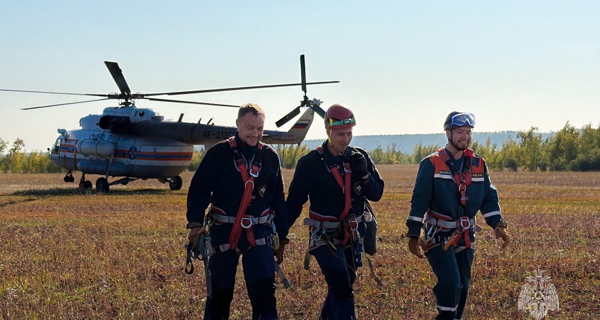 Спасатели Якутии отработали десантирование с вертолета Ми-8